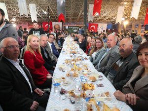 Merkezefendi’de Binlerce Kişi Aynı Sofrada Oruç Açtı