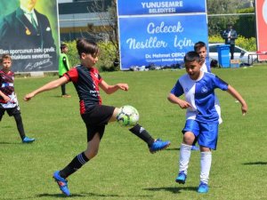 Çocuklar Yunusemre Bahar Futbol Turnuvasında Eğlendi