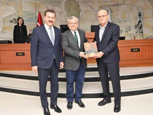 Büyükşehir Belediyesinin Kültür Hazinesi Meclis Üyelerine Hediye Edildi