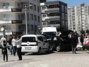 İ̇ki Otomobilin Çarpıştığı Kazada 1 Kişi Yaralandı