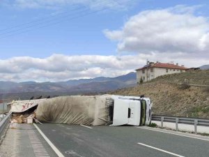 D100’de Devrilen Tırın Dorsesindeki Malzemeler Yola Saçıldı: 1 Yaralı