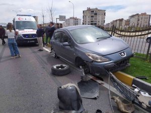 Tırın Sıkıştırdığı Otomobil Orta Refüje Çıktı: 3’ü Çocuk 4 Yaralı