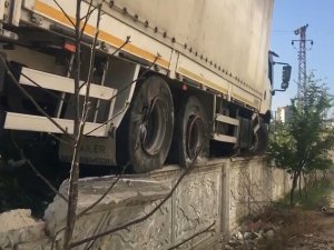 Direksiyon Hakimiyetini Kaybeden Tır Sürücüsü İstinat Duvarına Çıktı