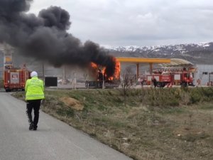 Akaryakıt İstasyonunda Kamyon Alev Alev Yandı