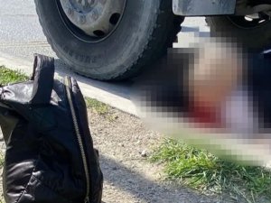 Yolun Karşısına Geçmek İsterken Beton Mikserinin Altında Kaldı
