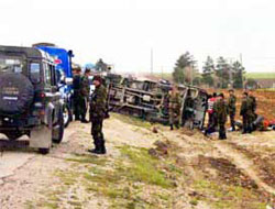 Askeri araç tırla çarpıştı:10 asker yaralı