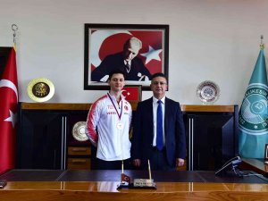 Şampiyon Sporcudan, Rektör Prof. Dr. İ̇lter Kuş’a Ziyaret