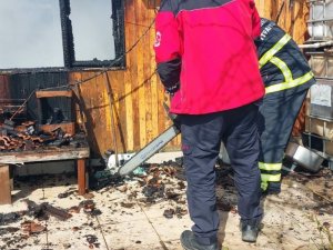 Telsizden Geçen Anonsu Duyan Gönüllü İtfaiyeci Aile Barakada Çıkan Yangını Söndürdü