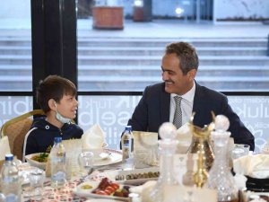 Milli Eğitim Bakanı Özer, Yetim Çocuklarla İftar Yaptı