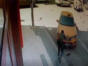 El Freni Çekilmeyen Otomobili Durdurmak İsteyen Esnaf Ezildi