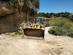 Osmaniye’de Heyelan Nedeniyle Kapanan Köy Yolu Ulaşıma Açıldı