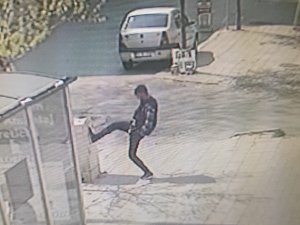 Sokak Magandası, Elektrik Panosunu Bir Tekmede Devirdi