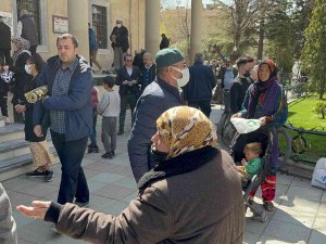 Ramazan Ayında Cami Çıkışlarında Dilenciler Arttı