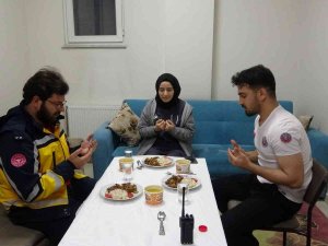 Sağlıkçıların Bir Kulağı Ezan Sesinde, Bir Kulağı Da Telsizde