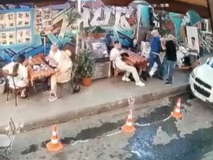 İ̇stanbul’da Dehşet Anları Kamerada: Babasına Yumruk Atan Ukraynalı Turisti Defalarca Bıçakladı
