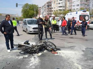 Antalya’da Motosiklet İle Kamyonet Çarpıştı: 2 Yaralı