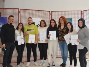 “Hayata Bağlı Ol” Konulu Afiş Tasarımı Yarışmasında Dereceye Giren Öğrenciler Ödüllendirildi