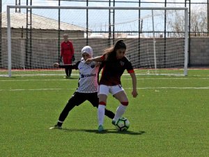 Van Büyükşehir Belediyesi Kadın Futbol Takımı Namağlup Liderliğini Sürdürüyor