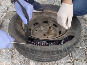 Zehir Tacirlerinin Araç Yedek Lastiğe Saklanmış Bin 386 Hap Ele Geçirildi