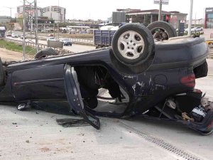 Takla Atan Otomobil 40 Metre Sürüklendi, 4 Genç Ölümden Döndü