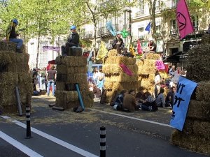 Fransa’da İklim Aktivistleri Cumhurbaşkanı Adaylarını Protesto Etti