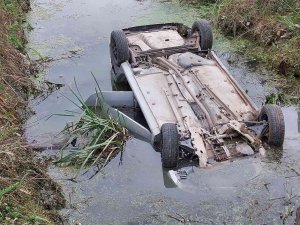 Kanala Düşen Otomobilden Kendi İmkanlarıyla Kurtuldular