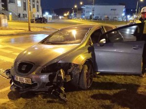 Refüja Çıkan Araçta Bulunan 4 Kişi Yaralandı