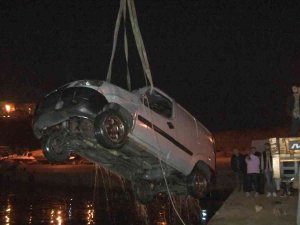 Sürücüsünün Direksiyon Hakimiyetini Kaybettiği Ticari Araç Denize Böyle Uçtu