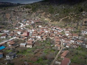 Köylüler Kendilerine Emanet Edilen Yüzlerce Yıllık Sancağa Gözü Gibi Bakıyor