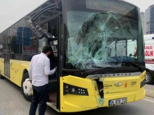 Maltepe’de İ̇ett Otobüsü Yolcu Dolu Minibüse Çarptı: 1 Yaralı