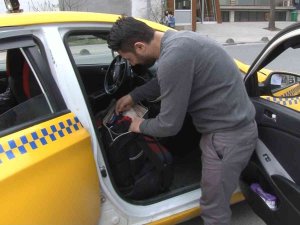 Ticari Takside Unutulan Para Dolu Çantayı Sahibine Teslim Etti