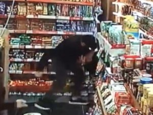 İ̇stanbul’da Dehşet Anları Kamerada: Arkadaşını Dövenleri Silahla Vurarak Yaraladı