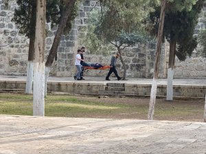 İ̇srail Güçleri Mescid-i Aksa’da Filistinlilere Saldırdı: 17 Yaralı