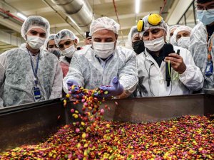 Bakan Varank Şekerleme Üreten Tesiste Gençlerle Bir Araya Geldi