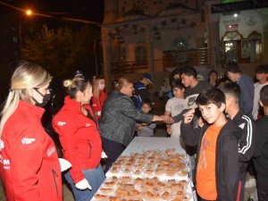 Ceyhan’da Teravih Sonrası Cemaate Tatlı İkramı