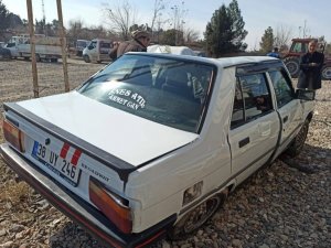 Çaldıkları Otomobille Kaza Yapıp Kaçtılar