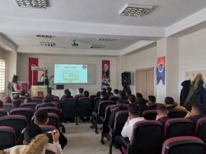 Jandarma, Öğrenci Ve Öğretmenleri Siber Suçlara Karşı Bilgilendirdi