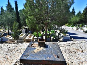 İ̇zmir’de Son 3 Ayda Mezarlıklara Verilen Zararın Faturası 250 Bin Lira