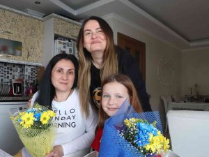 Samsunlu Aile Savaş Mağduru Anne Ve Kızına Evlerinin Kapılarını Açtı
