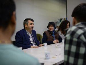 Uyumayan Kütüphane Sahurda Da Dopdolu