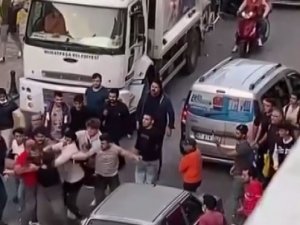 Antalya’da Yol Verme Yüzünden Çıkan Kavgada Tekme Ve Yumruklar Havada Uçtu