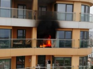 Kartal’da 34 Katlı Bir Binanın 21’inci Katında Bilinmeyen Bir Nedenle Yangın Çıktı. Olay Yerine Çok Sayıda İtfaiye Ve Sağlık Ekibi Sevk Edildi.