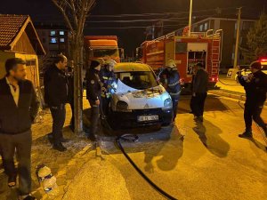 Park Halindeyken Yanan Araçta Hasar Oluştu