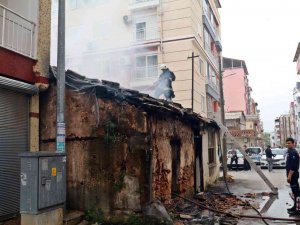 Metruk Gecekondu Yangını Mahalleliyi Korkuttu