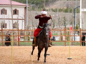 Açılışa Gün Sayan Hamidiye Kültür Bahçesi’nde Atlı Okçuluk Gösterisi İlgi Gördü