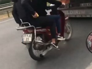 Antalya’da Motosikletli Gençlerden Yürekleri Ağza Getiren Hareket