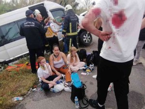 Turistleri Taşıyan Tur Minibüsü Şarampole Yuvarlandı: 13 Yaralı
