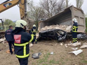 Taş Yüklü Kamyon Çarpıştığı Aracın Üzerine Devrildi: 1 Ölü, 2 Yaralı