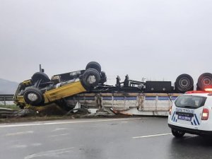Tem’de Tır Takla Attı: 1 Yaralı