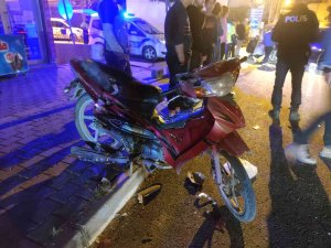Otomobil İle Çarpışan Motosikletin Sürücüsü Yaralandı